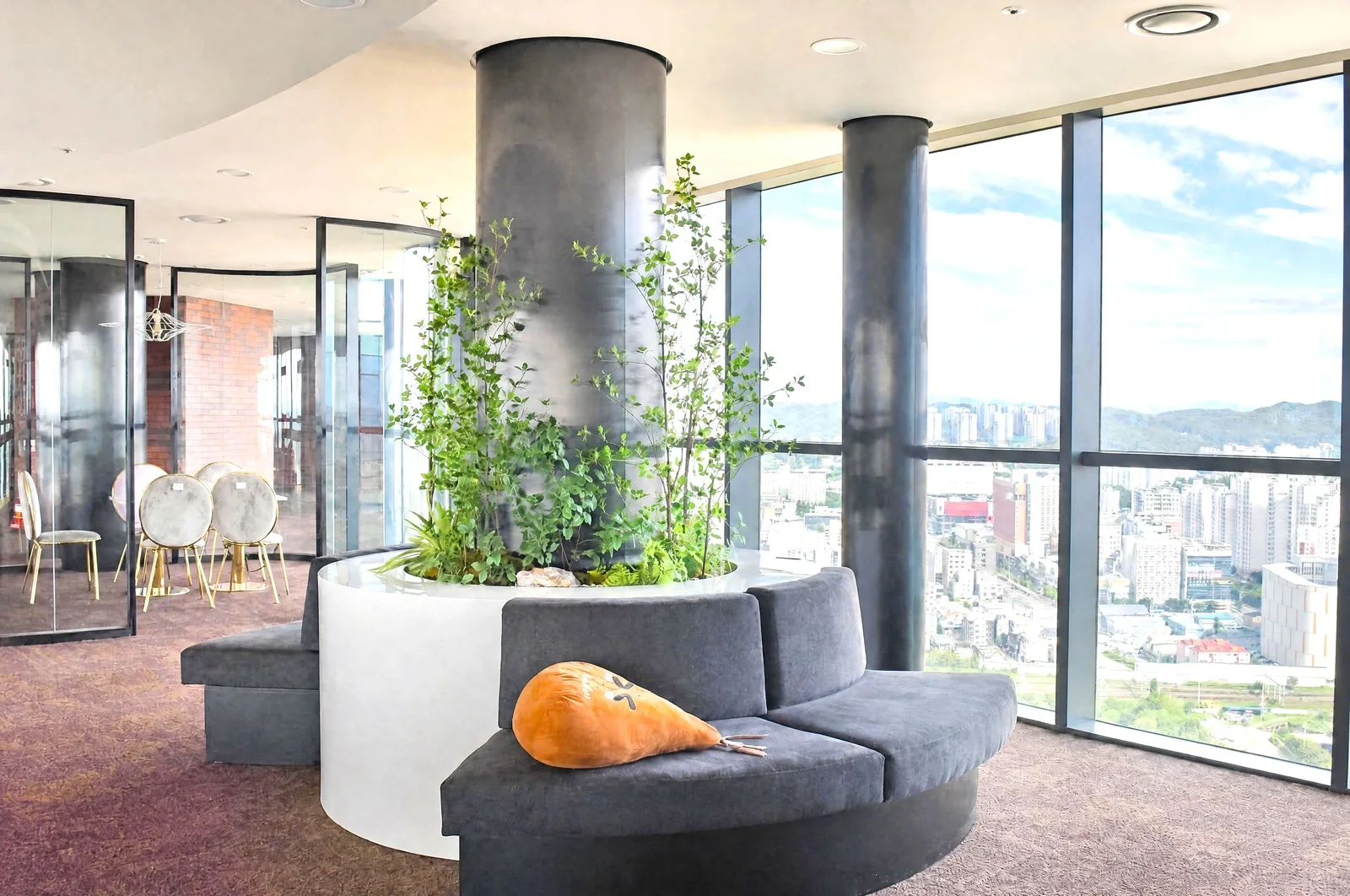 Panoramatický Sky Lounge ve 29. patře
